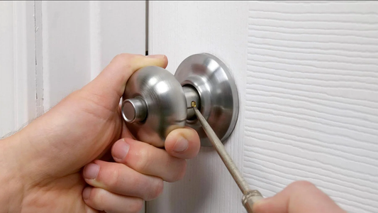 7 Cara Membuka Gagang Pintu Bulat yang Terkunci dari Dalam