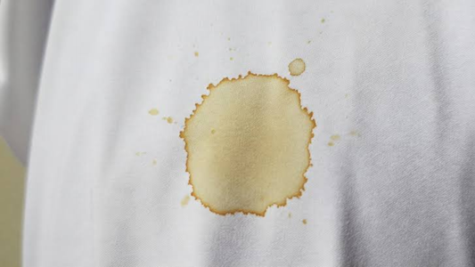 10 Cara Menghilangkan Noda Kuning di Baju Putih dan Berwarna